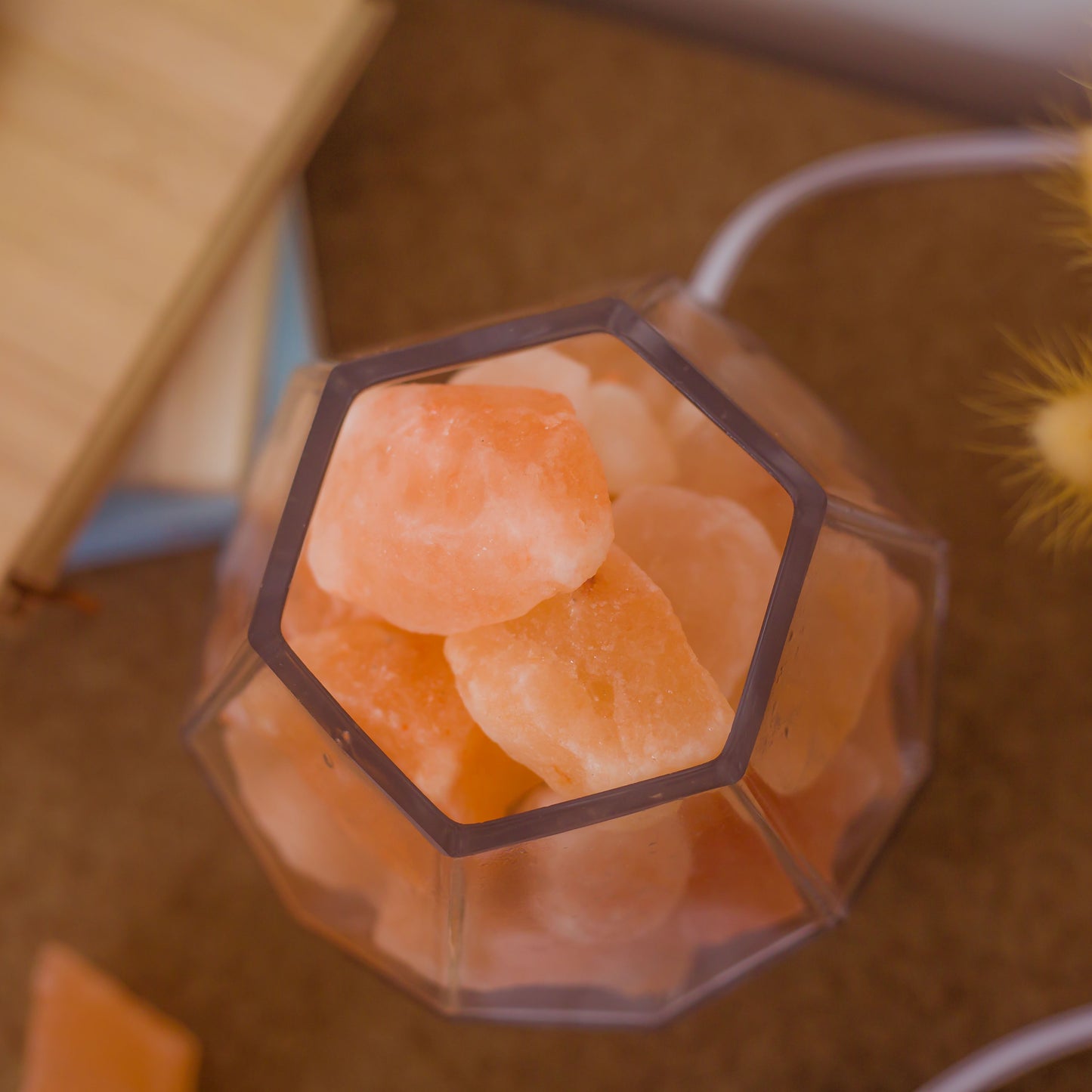 Saltlampa i geometrisk glasskål med saltkristaller