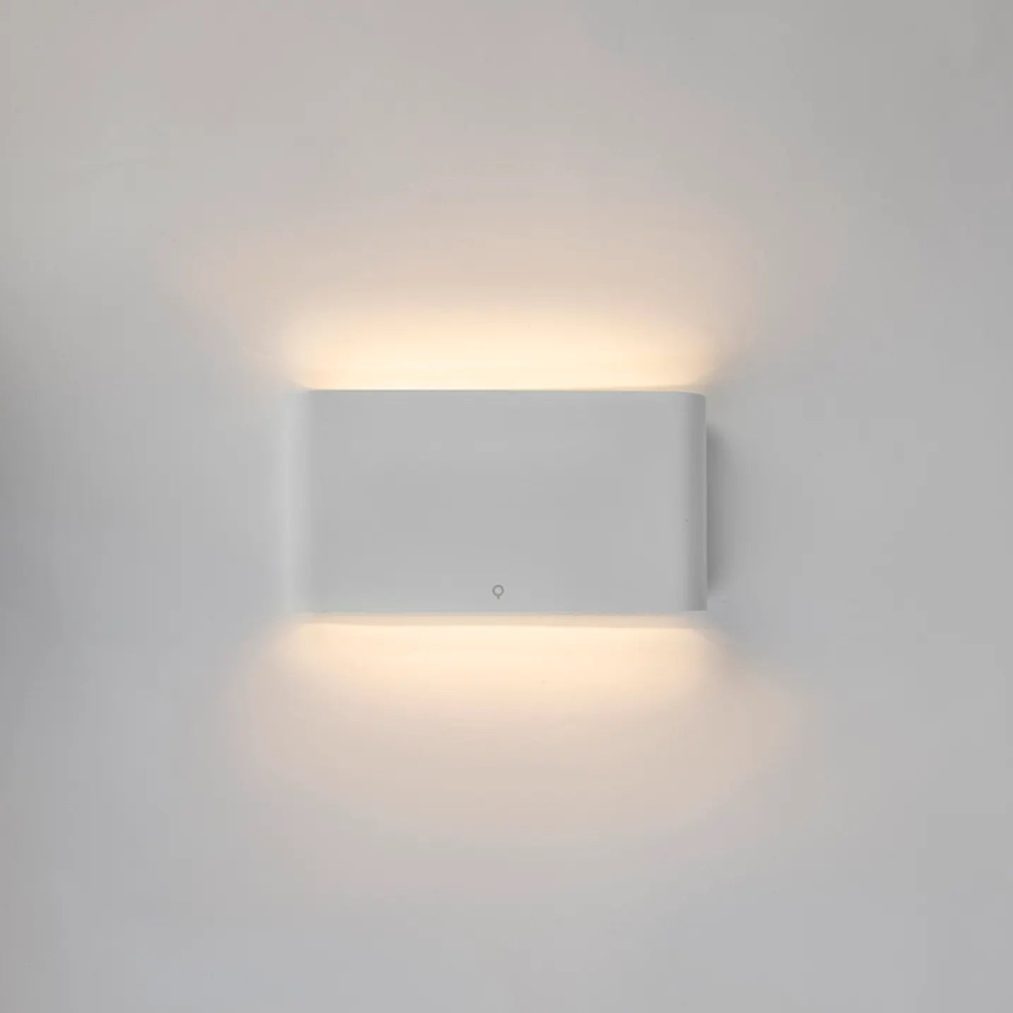 Futuristisk vägglampa i rektangulär form