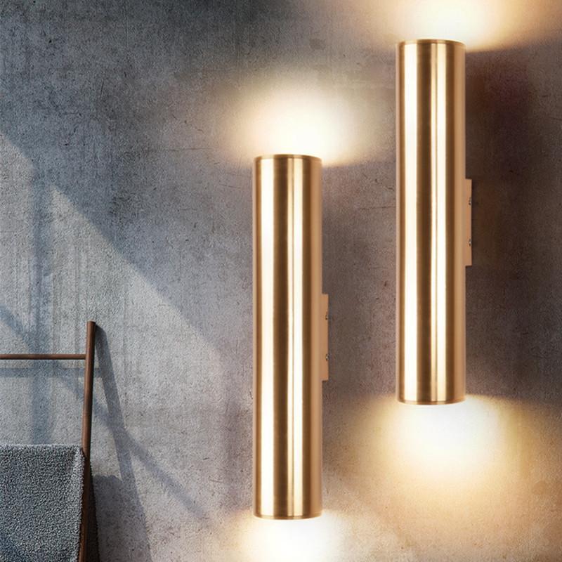 Vägglampa i cylinderform med guldfinish