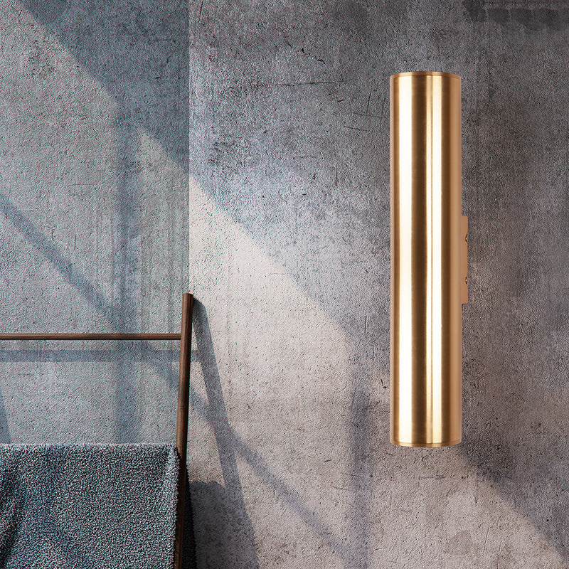 Vägglampa i cylinderform med guldfinish