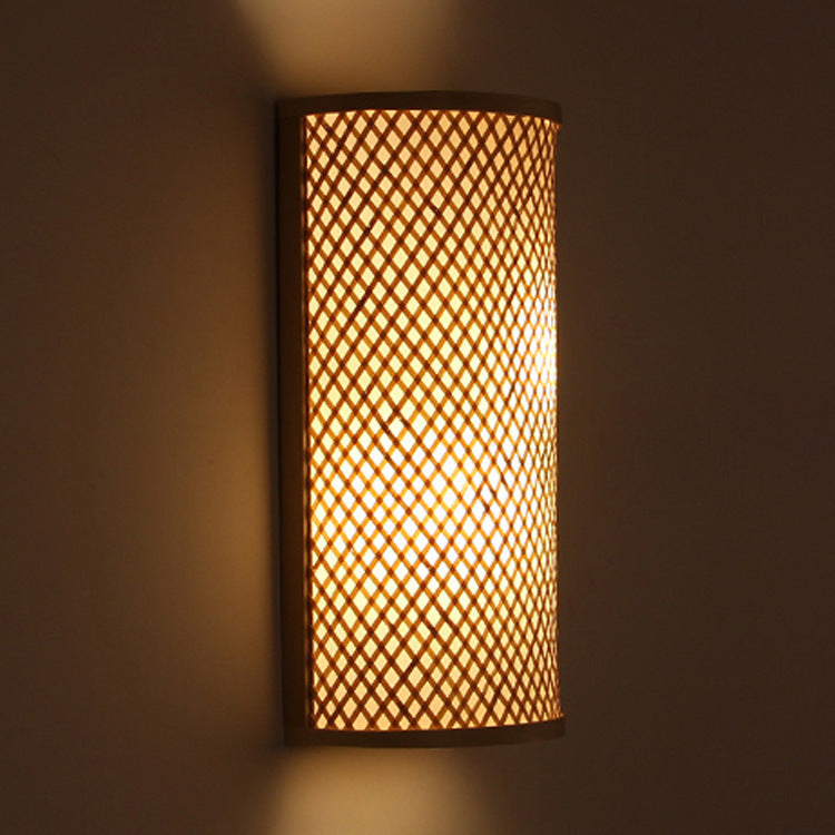 Vägglampa med rutmönstrad skärm