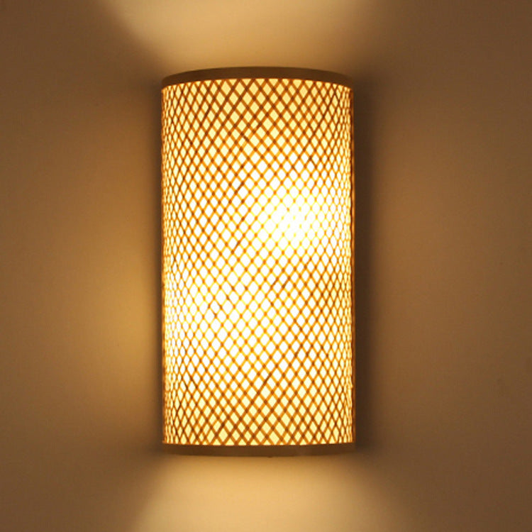 Vägglampa med rutmönstrad skärm