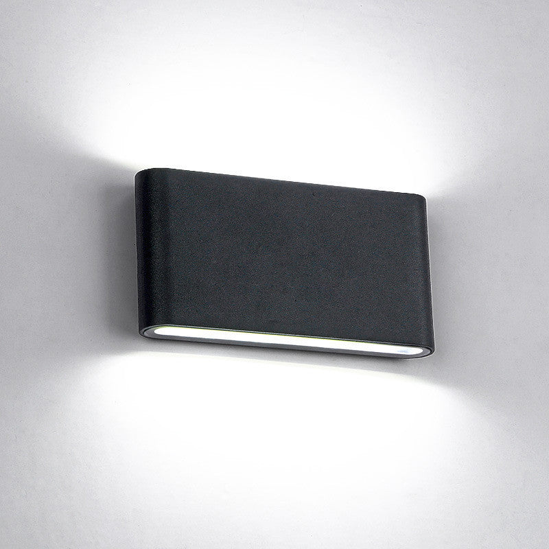 Futuristisk vägglampa i rektangulär form