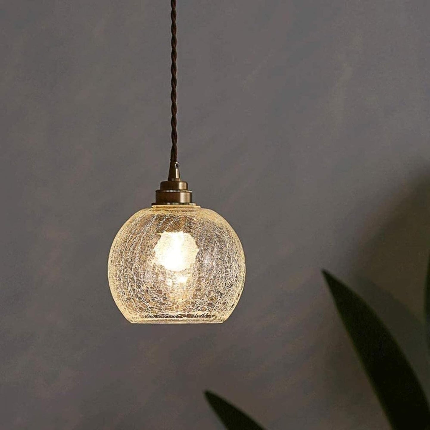 Taklampa med rund sprucken glaskupa