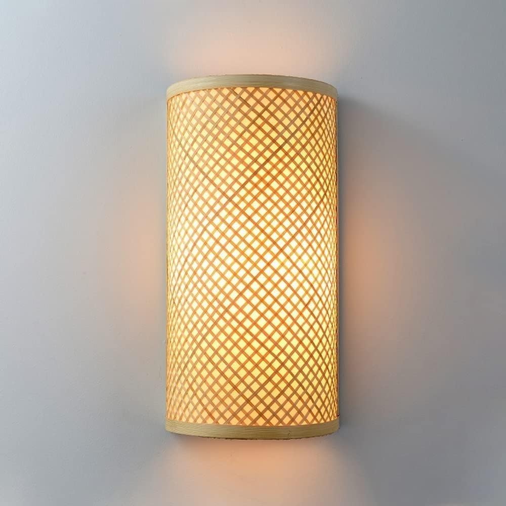 Vägglampa med rutmönstrad skärm