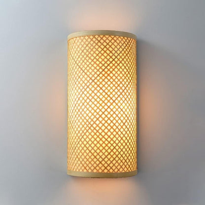 Vägglampa med rutmönstrad skärm