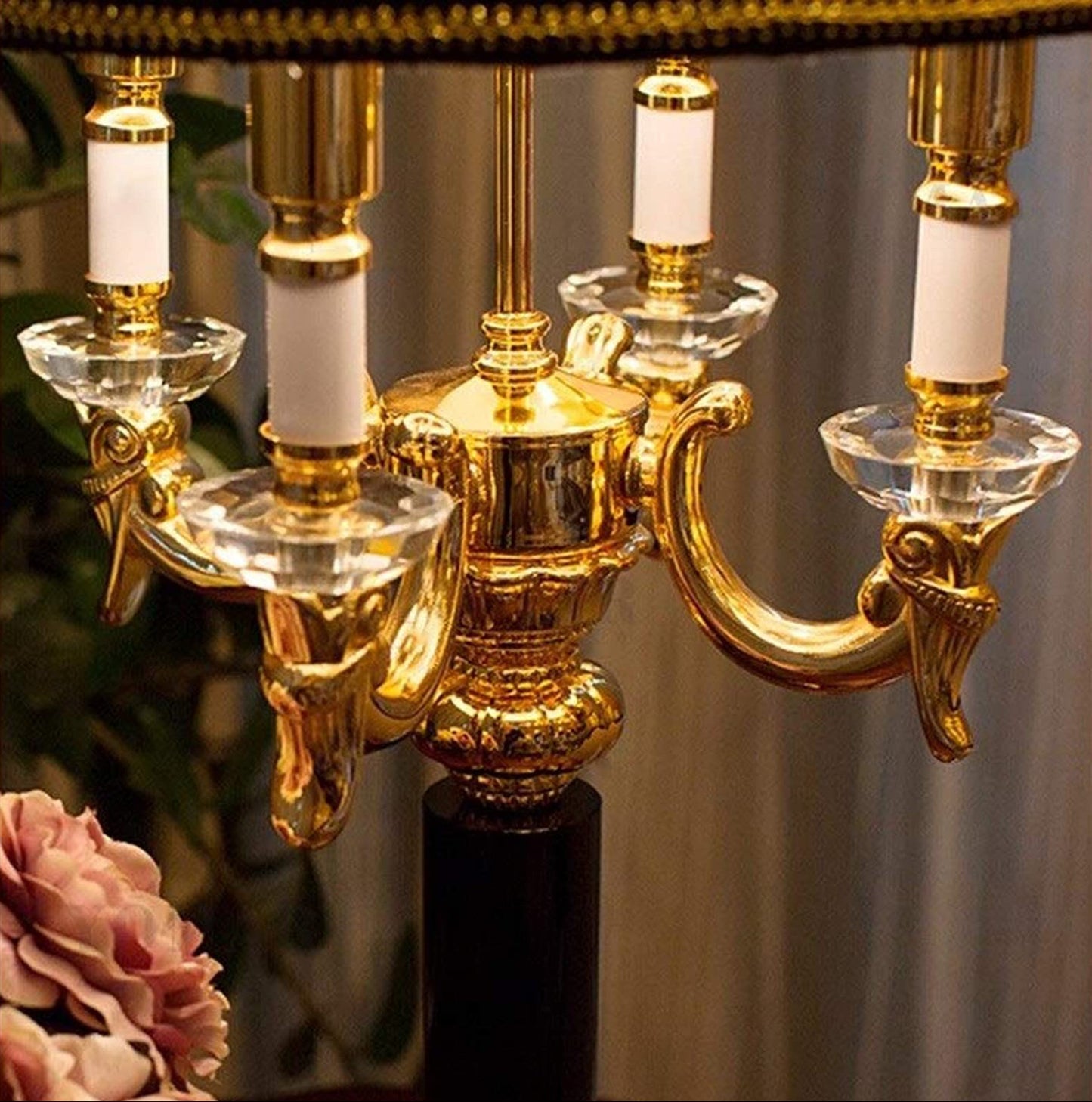 Dekorativ sänglampa med textilskärm