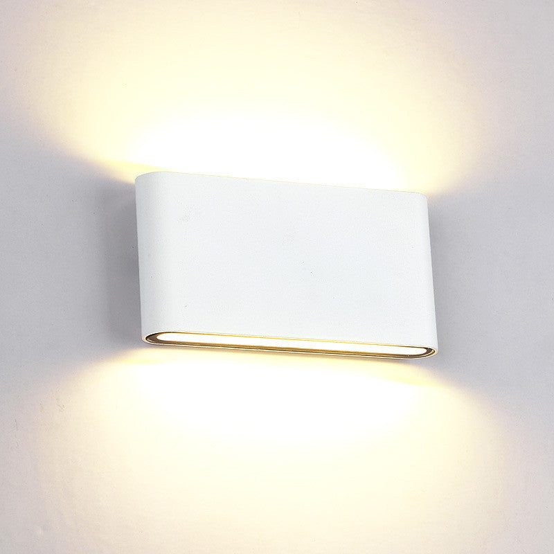 Futuristisk vägglampa i rektangulär form
