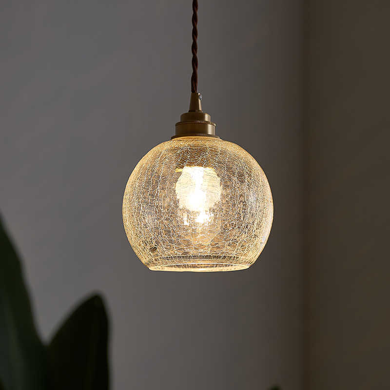 Taklampa med rund sprucken glaskupa
