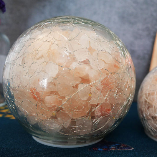 Saltlampa i rund glassfär med sprucket mönster
