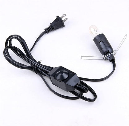 Massiv saltlampa i rå stenform med träfot